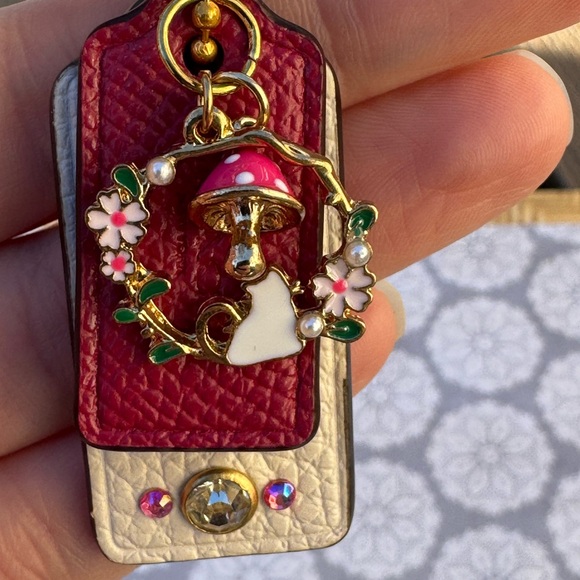 Coach Custom Hangtag Cat and Flowers - Picture 5 of 9